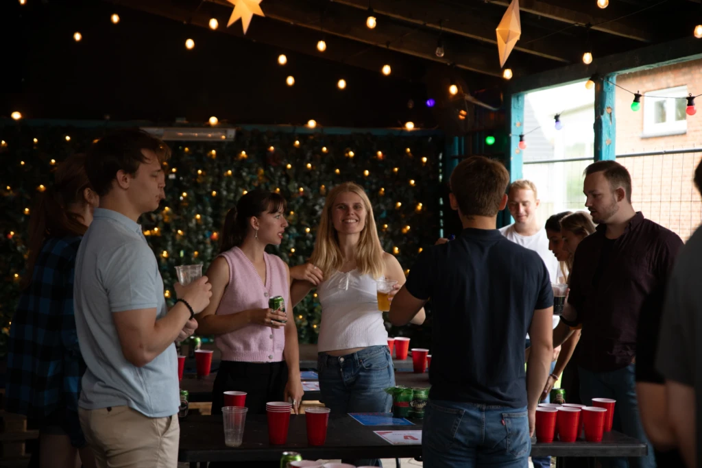 Beerpong-i-hatten-bar