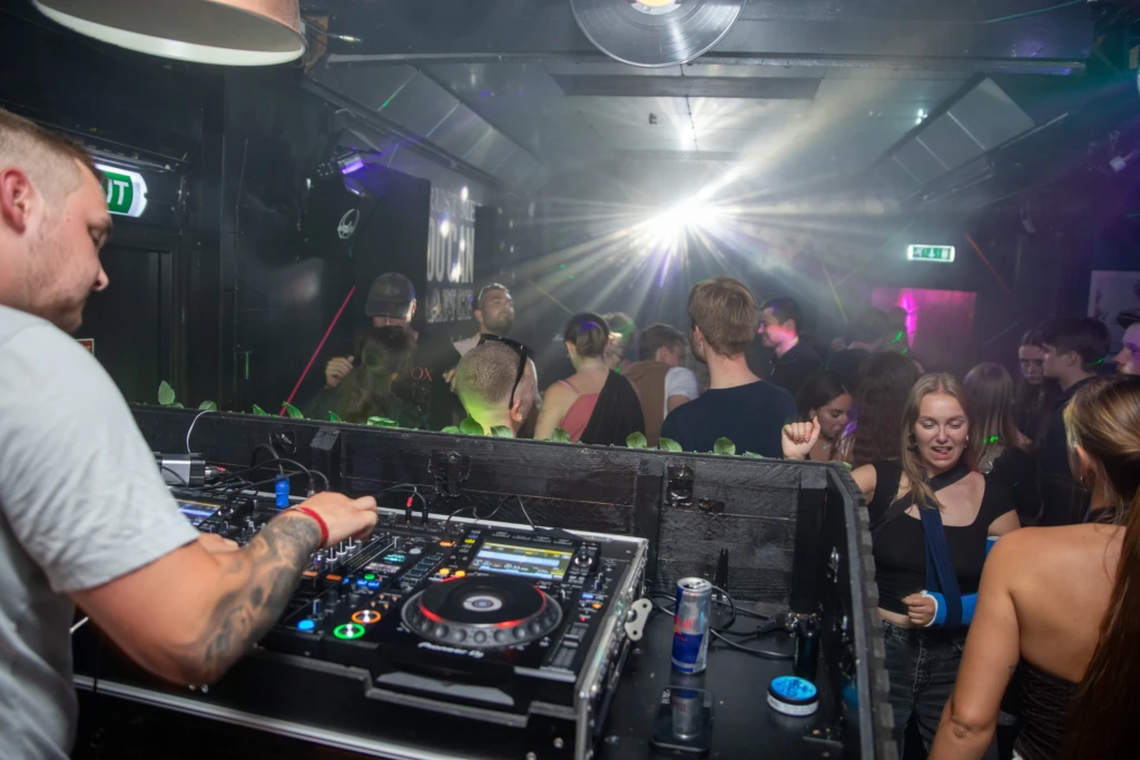 dj-nat-i-hatten-bar