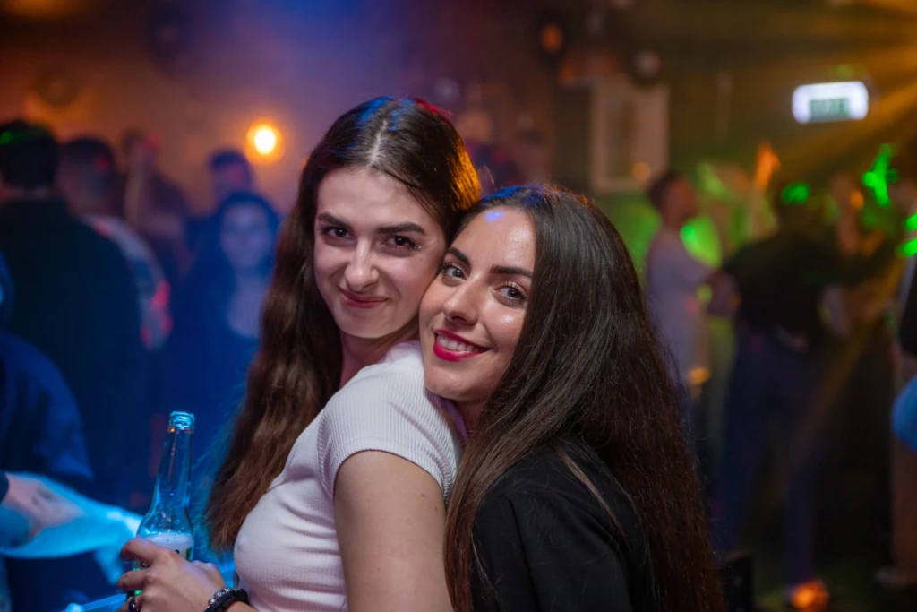 pige-smil-i-hatten-bar