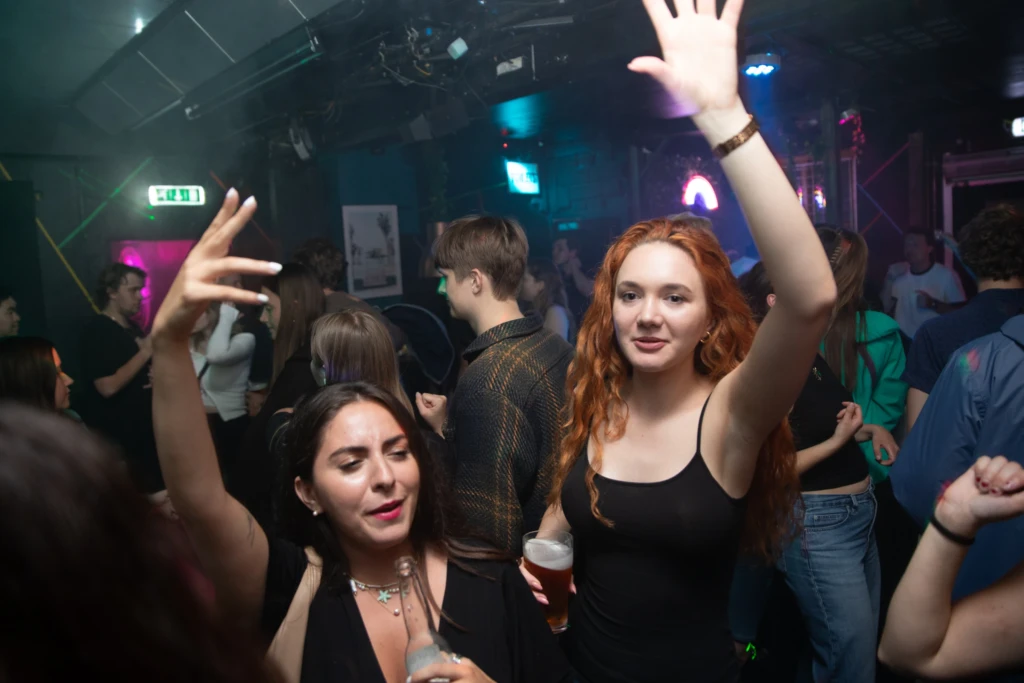 piger-danser-i-hatten-bar